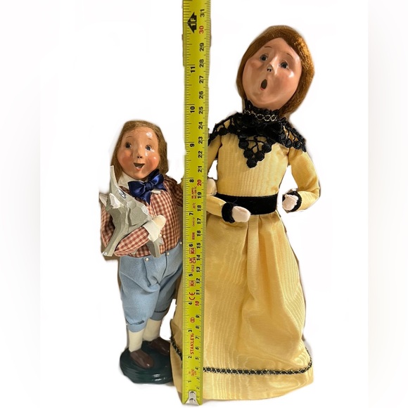 Byers Choice Carolers Woman and Boy with Elephant - Picture 7 of 9